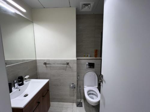 łazienka z toaletą i umywalką w obiekcie Silk Valley - Modern Studio With Pool And Gym w Abu Zabi