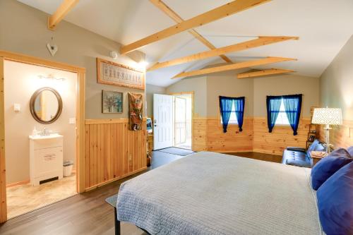 ein Schlafzimmer mit einem großen Bett und einem Spiegel in der Unterkunft Tazewell Studio Cabin with Appalachian Mountain View in Tazewell