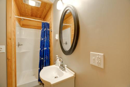 ein Badezimmer mit einem WC, einem Waschbecken und einem Spiegel in der Unterkunft Tazewell Studio Cabin with Appalachian Mountain View in Tazewell