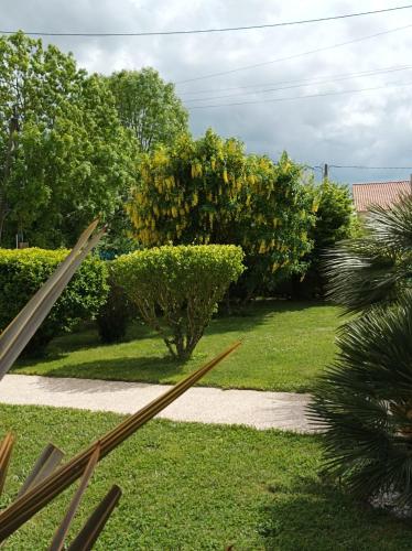Ein Garten an der Unterkunft Logis de LANGE apt les Ecureuils