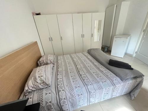 sypialnia z łóżkiem i białymi szafkami w obiekcie Chambre/ maison / Zaventem w mieście Zaventem