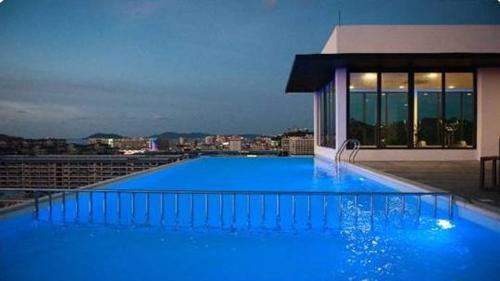 Πισίνα στο ή κοντά στο Riverside Opulent Nights at Sky Hotel