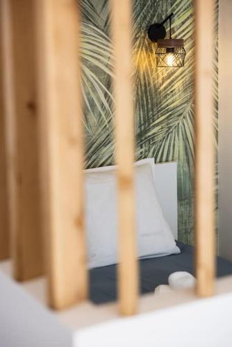 une photo floue d'une salle de bain avec une plante dans l'établissement Chartres - Le Saint Pierre, à Chartres