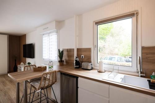 d'une cuisine avec un comptoir, un évier et une fenêtre. dans l'établissement Chartres - Le Saint Pierre, à Chartres