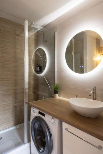 une salle de bain avec une machine à laver et un lavabo dans l'établissement Chartres - Le Saint Pierre, à Chartres