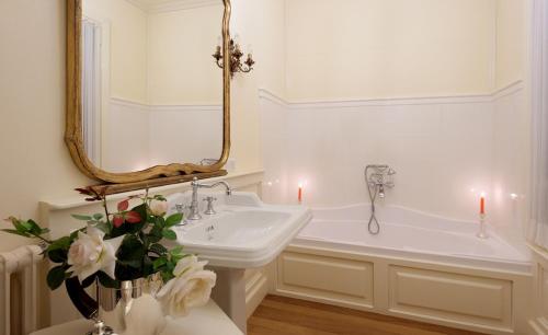 uma casa de banho com um lavatório e uma banheira com velas em Old bridge em Florença