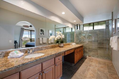 un baño con lavabo y ducha en Grand Champions 160, en Wailea