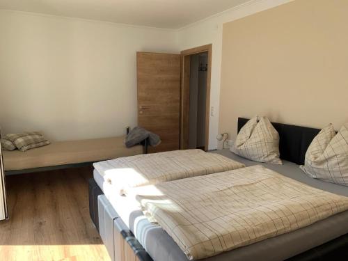 1 dormitorio con 2 camas en una habitación en Chalet Ester, en Bad Hofgastein