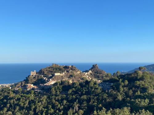 una isla con un castillo en la cima de una montaña en B&B Il Padrino, en Savoca