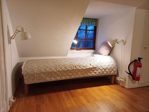 เตียงในห้องที่ Large and spacious house in Norje, Blekinge