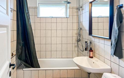 y baño con bañera, lavamanos y ducha. en Cozy Home In Nordborg With Wifi, en Nordborg