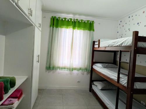 ein Schlafzimmer mit Etagenbetten und einem Fenster in der Unterkunft Encontro Open House in São Paulo