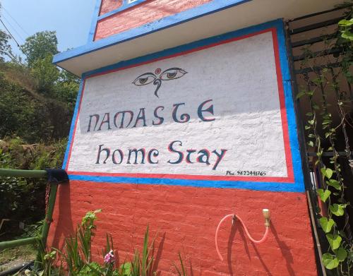 Una señal que dice "mooseloo home stay" en Namaste Home Stay, en Dhulikhel