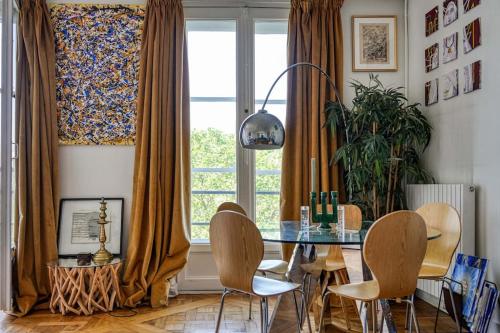une salle à manger avec une table et des chaises et une fenêtre dans l'établissement Appartement Saint Louis Luxury, à Paris