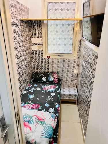Habitación pequeña con 2 camas y ventana en Single Private Partition close to Metro en Dubái