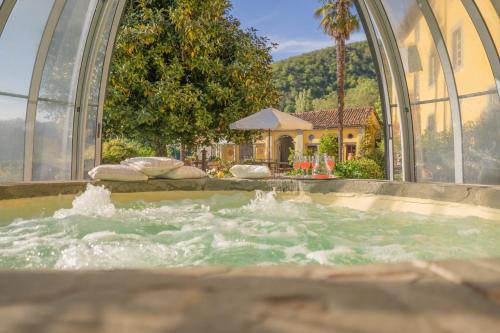 una piscina d'acqua di fronte a una casa di Villa Raffaelli a Fosciandora