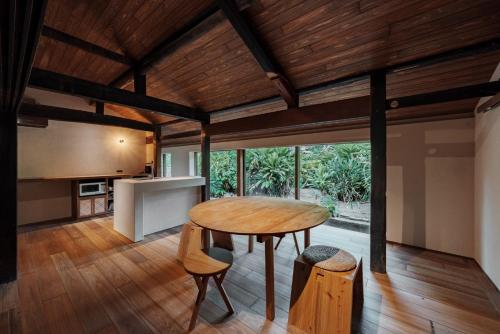a kitchen and dining room with a wooden table and chairs at La casa di Endo - Vacation STAY 17606v in Nishinoomote
