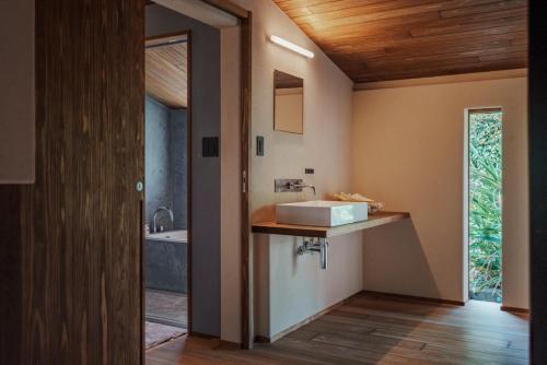 y baño con lavabo y bañera. en La casa di Endo - Vacation STAY 17606v, en Nishinoomote