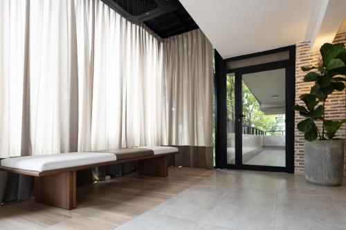 a bench in a room with a window at Camp David Ranch in Santiago de los Caballeros