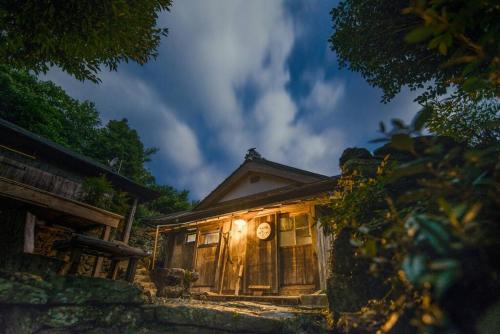 ein kleines Haus mit Lichtern an der Vorderseite in der Unterkunft Oyamanoyado Michitsuji in Otoyocho