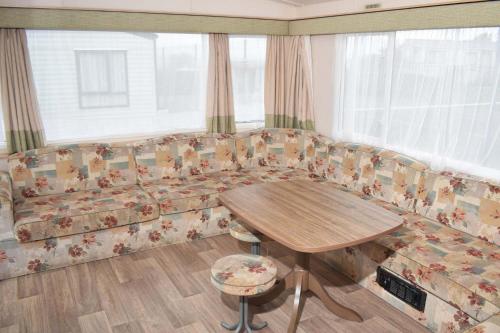 - un canapé avec une table dans le salon dans l'établissement SA Torbay Bronze - pet friendly SU17, à Minehead