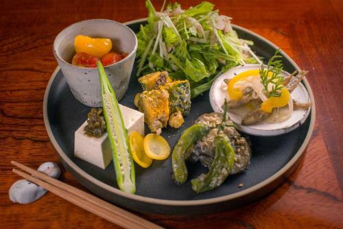 un piatto di cibo su un tavolo con insalata di Oyamanoyado Michitsuji a Otoyocho