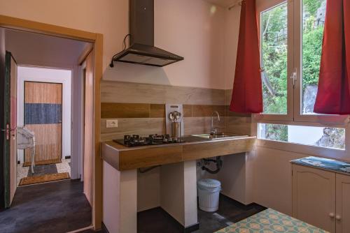 a kitchen with a sink and a window at Parco vacanze e appartamenti Pfirsich in Borghetto Santo Spirito