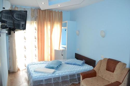 エフォリエ・ノルドにあるVila Denisaのベッドルーム(ベッド1台、椅子、テレビ付)