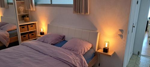 - une chambre dotée d'un lit avec deux lumières dans l'établissement La Toquade, à Théoule-sur-Mer