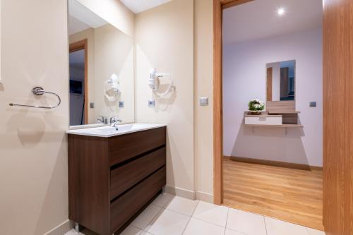 a bathroom with a sink and a mirror at Apartamento EL RIU en Arinsal in Arinsal