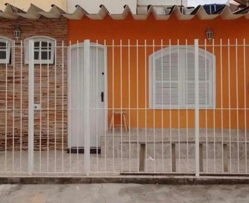 einen Zaun vor einem Haus in der Unterkunft Casa de Cabo Frio 28 in Cabo Frio