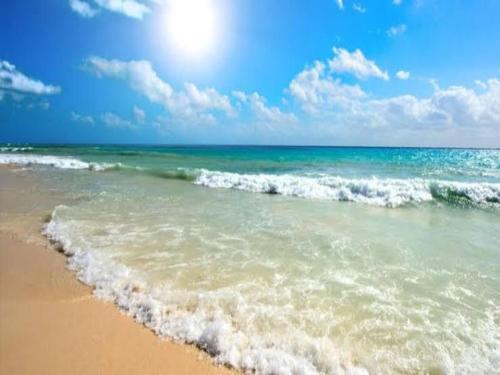 una playa con el océano y las olas en Paperon Hotel, en Limonlu