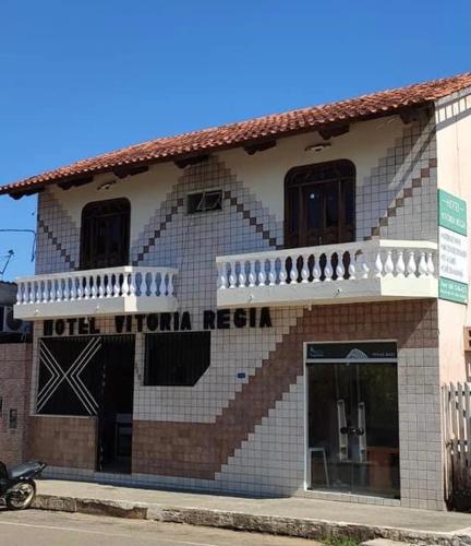 Brasiléia的住宿－HOTEL Vitoria Regia，带有不动的标志的建筑物