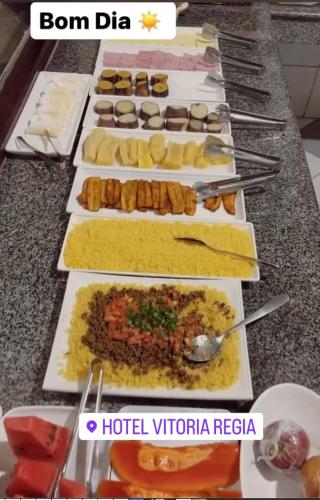 uma linha de buffet com diferentes tipos de alimentos em HOTEL Vitoria Regia em Brasiléia