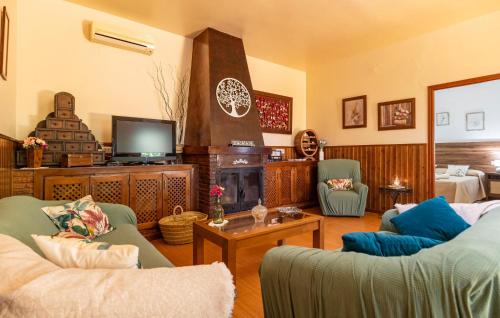 TV a/nebo společenská místnost v ubytování 4 Bedroom Cozy Home In Iznajar