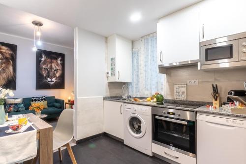 une cuisine avec un lave-linge et une salle à manger dans l'établissement INSIDE OLD TOWN by Eba Homes, à Bilbao