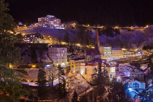 a view of a town at night with lights at Exclusive Panorama Spa Suiten DAS SCHILLER in Bad Gastein
