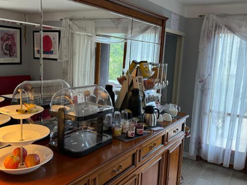 een keuken met een aanrecht met een wastafel en een spiegel bij Bnb Castellane Chambre d'Hotes B&B in Castellane