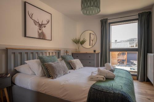 - une chambre avec un lit avec un cerf dans l'établissement Apartment Cairn Harmony B104, aux Gets