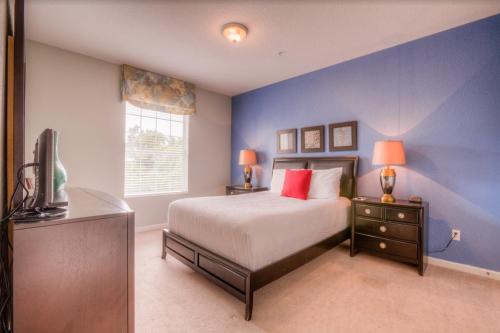 オーランドにあるVista Cay Condo w FREE Resort Access, near Disneyの青い壁のベッドルーム1室(ベッド1台付)