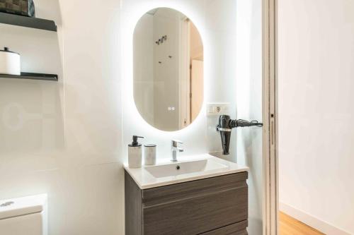 Central apartment with Picasso vibes by REMS photo 24