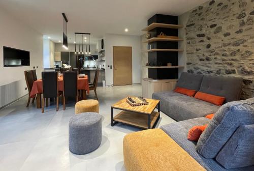 un salon avec un canapé et une table dans l'établissement Tour médiévale rénovée au cœur du Pays du Mont-Blanc, à Sallanches