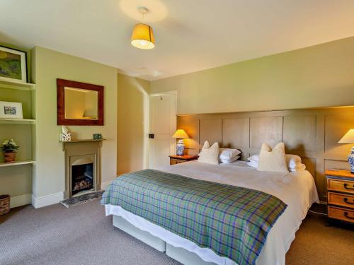 - une chambre avec un grand lit et une cheminée dans l'établissement 1 bed in Richmond G0025, 