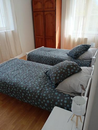 - une chambre avec 2 lits et une table dans l'établissement Gîte Le well wazh, à Plouray