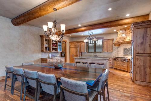 cocina grande con mesa de madera y sillas en Trail Creek Canyon Ranch 1055 by Moose Management, en Oakley