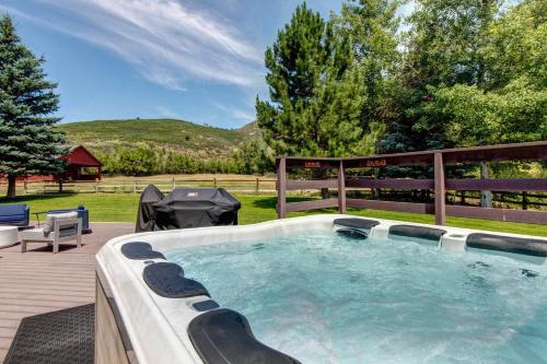 bañera de hidromasaje en una terraza con mesa y sillas en Trail Creek Canyon Ranch 1055 by Moose Management, en Oakley