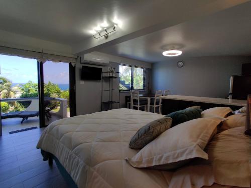 En eller flere senger på et rom på LaBellevue Benjamin's Holiday Rental Home﻿