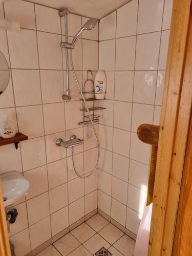 y baño con ducha y lavamanos. en Valhöll Skátaskáli en Ísafjörður