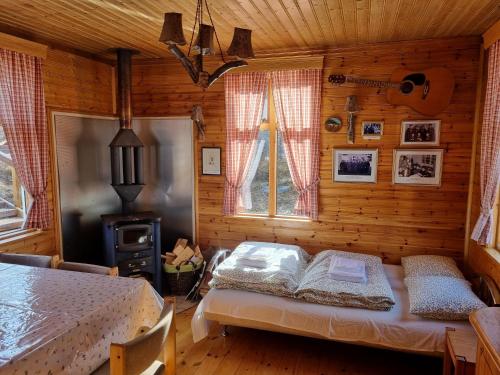 sypialnia z łóżkiem w drewnianym pokoju w obiekcie Valhöll Skátaskáli w mieście Ísafjörður