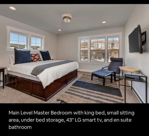 una camera con letto, TV e sedia di Wasatch Springs 13804 by Moose Management a Park City